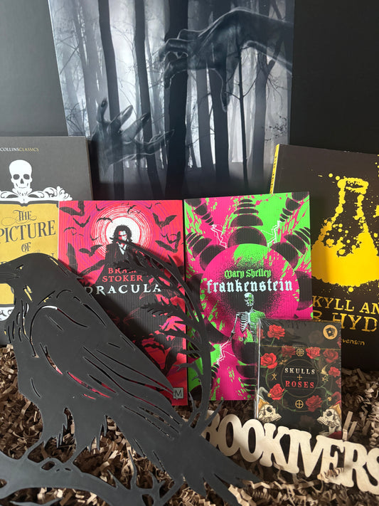 Otwarty box Gothic Classics z czterema angielskojęzycznymi powieściami klasyki gotyckiej i dodatkami tematycznymi