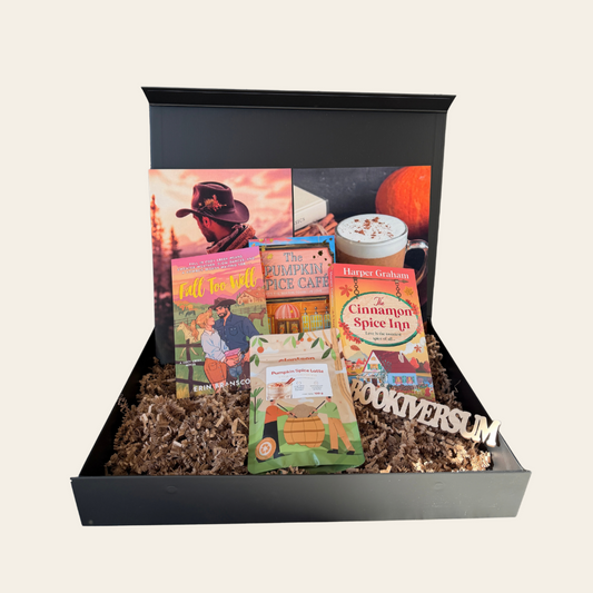 Box Bookiversum "Pumpkin Spice" zawierający trzy jesienne romanse po angielsku, dwa printy, przyprawę pumpkin spice i zakładkę.