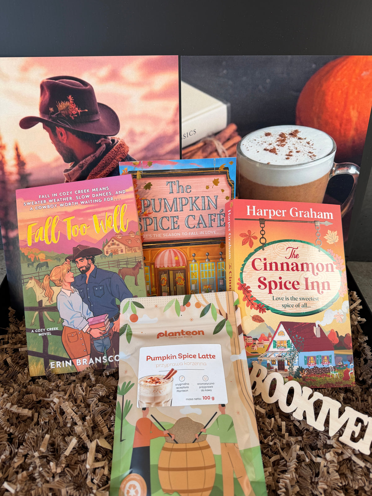 Laurie Gilmore, Harper Grahaam i Erin Branscom po angielsku w zestawie z printami, przyprawą pumpkin spice i zakładką.