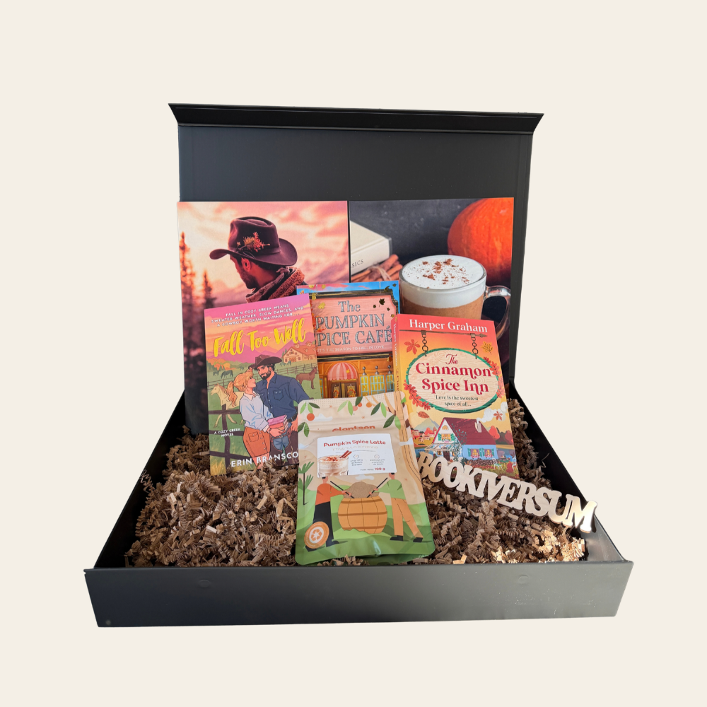 Box Bookiversum "Pumpkin Spice" zawierający trzy jesienne romanse po angielsku, dwa printy, przyprawę pumpkin spice i zakładkę.